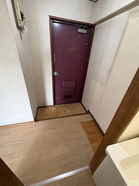 【玄関】レトロなアクセントカラーのドアが目を惹く玄関スペース。