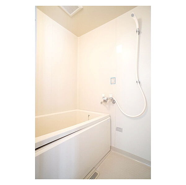 画像7:シンプルで清潔感のあるバスルーム