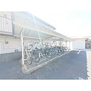 駐輪場も広々とめられます