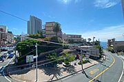 バルコニー右手に海を眺望します