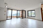マンションの一室とは思えないほど明るく開放的な室内です