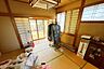 和室：2階　8帖の和室　収納付きです