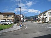 6ｍ町道に並行して通る幅員12メートル道路。