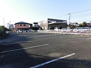 駐車場の入口当たりに立って西側を向いています。