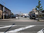 御幸通り（駐車場の東側）から駐車場側（西側）を向いています。