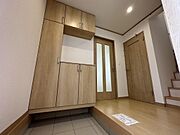 【モデルハウス】上質感漂う玄関と廊下。家族を送り出し、ゲストを迎える玄関は清潔感が欲しい空間。