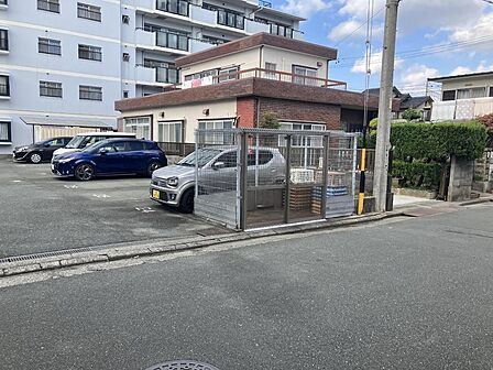 この駐車場以外にも敷地内に駐車場があります