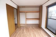 2階6帖洋室。小学校まで徒歩5分なので、ファミリーにもおすすめの物件です。