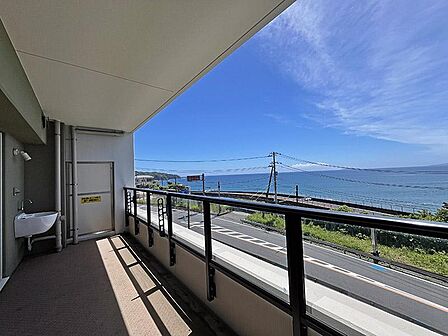 バルコニーにスロップシンクがあり便利/隣接住戸との間は仕切り壁で独立