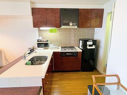 海を眺めながら料理ができる、贅沢なキッチン。 毎日の家事が、まるでリゾートホテルの滞在のような特別な時間に変わります。