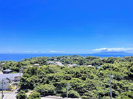 青い海の先には、雄大な伊豆大島を望む絶景が広がります。晴れた日には空と海がひとつにつながるようなパノラマが楽しめ、時間帯や季節によって移り変わる美しい景色が、毎日の暮らしを特別なものにしてくれます。
