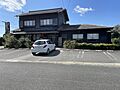 駐車場と正面外...