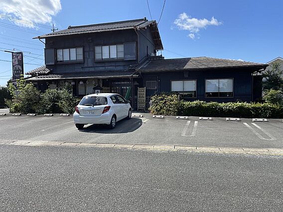 駐車場と正面外...