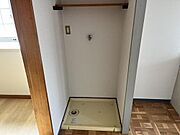 キッチンの端に洗濯機置場あります