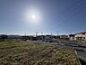 西側は道路と河川、隣地はその向こうで広々空間