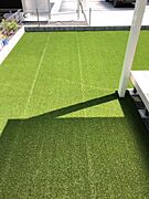 人工芝の敷かれた庭。