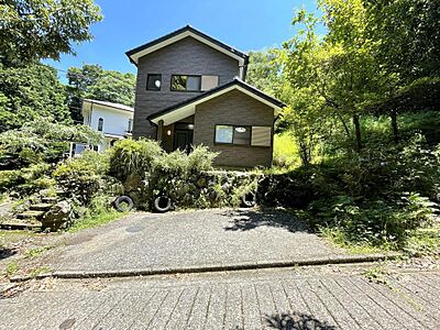 外観:緑に包まれた閑静な戸建カースペース2台 外観:緑に包まれた閑静な戸建カースペース2台