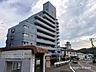 外観：バス停とフレール伊豆稲取