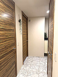 大理石調の床が採用されており、高級感と清潔感が感じられるデザインになっています。