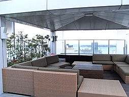 空中の憩いの場のTHE　TERRACE。100m越えの高層で、心地よい日差しを感じながらリラックス！