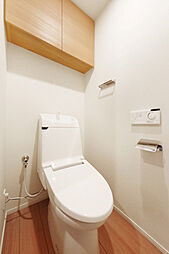 お手洗いは吊り戸棚付なので、トイレットペーパーなどをすっきり収納出来ます。