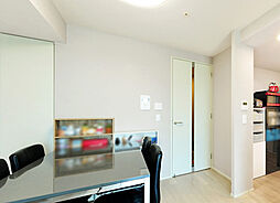 11帖のリビング。床暖房付。リビングを中心に空間全体が広がっている間取り。