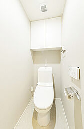 トイレットペーパー他、収納に役立つ上部吊戸棚を設置しています。