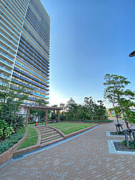 庭園やパーゴラがあり、住民がリラックスしたり、交流したりするためのスペースが提供されています。