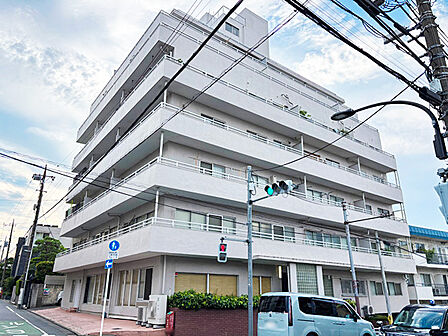 角地に建つ存在感のあるマンション。採光・通風に恵まれやすく、開放的な住環境が魅力です。
