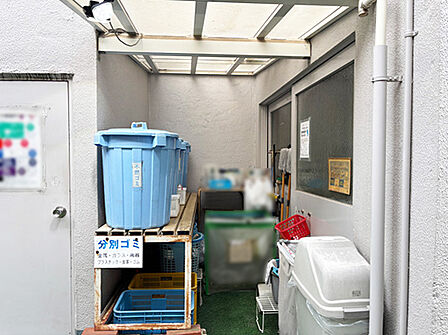 敷地内にゴミ置き場を設置。分別ルールも整備されており、快適にご利用いただけます。