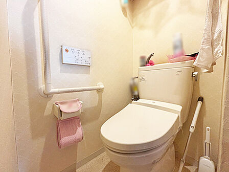 清潔感のあるトイレスペース。温水洗浄便座付きで快適にお使いいただけます。