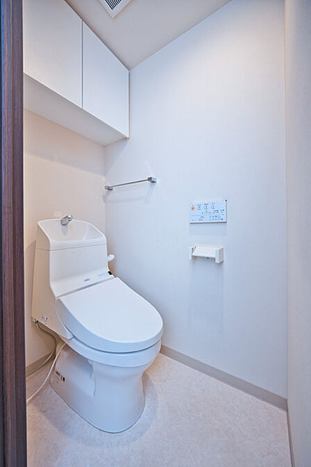 トイレ上部に造り付けの吊戸棚がありますので、トイレットペーパーなどすっきり収納できます。