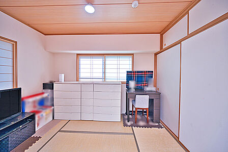 和室には大きな押入があり、かさばりやすい衣類やお布団などたっぷり収納。お部屋がスッキリ片付きます。