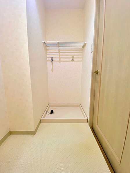 洗面室内に洗濯機置場を確保。家事動線にも配慮された使いやすい空間です。
