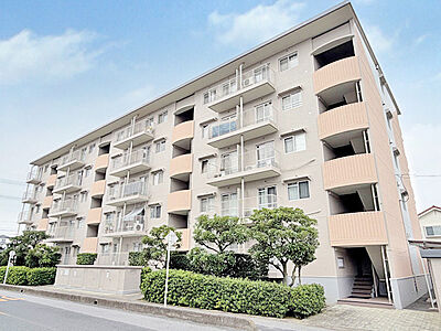 外観:5階建ての落ち着いた色合いの外観と整った植栽が印象的な春日部ハウス 外観:5階建ての落ち着いた色合いの外観と整った植栽が印象的な春日部ハウス