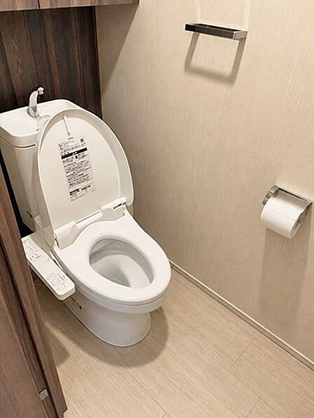 清潔感のある明るいトイレ空間。