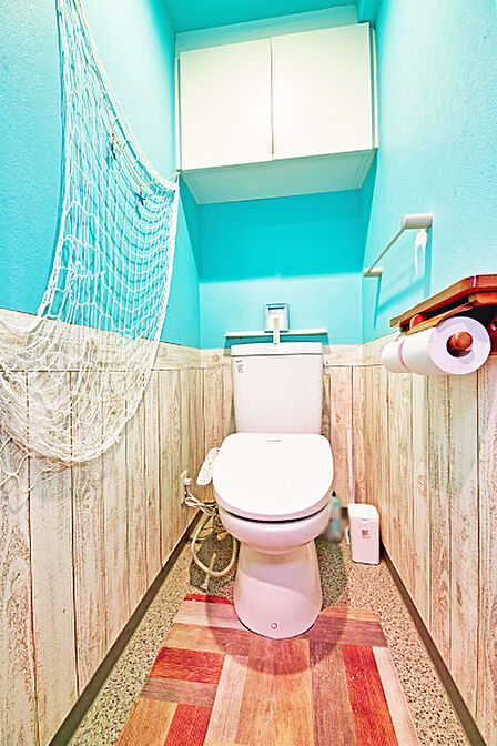 トイレ上部に造り付けの吊戸棚がありますので、トイレットペーパーなどを収納可能です。
