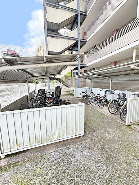 屋根付きの駐輪スペースを備えており、自転車を雨風から守りながら保管できます