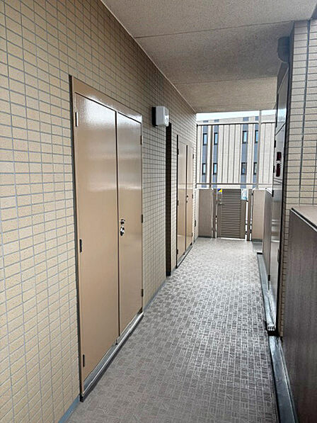 トランクルームが2つあり、外で使う備品や使用頻度が少ない備品の収納に便利です
