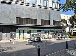 マンション1階部分にファミリーマート江東有明店があります