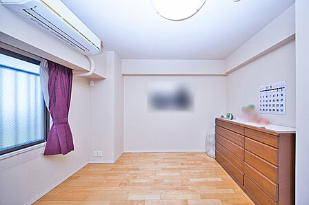 約6.2帖の洋室。廊下に面したお部屋でプライバシーの守られる空間。寝室としてもお使いいただけます。