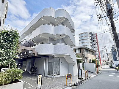 外観：スーパー・コンビニが徒歩3分圏内、生活利便性に優れた住環境です