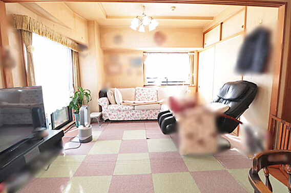 和室の襖を開け...