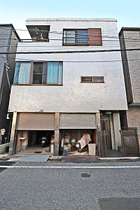 外観：鉄骨造3階建て、1階に車庫と大型物置がございます　周辺にはスーパーが多数ありお買い物に便利な立地です