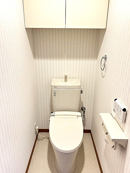 トイレットペーパー他、収納に役立つ上部吊戸棚があります
