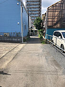 前面の公道の写真(写真左側が当該物件になります)