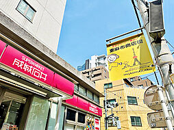 東麻布商店街徒歩1分、麻布十番も徒歩圏内。日常の利便性と都心の楽しさを、どちらも手に入れる立地。