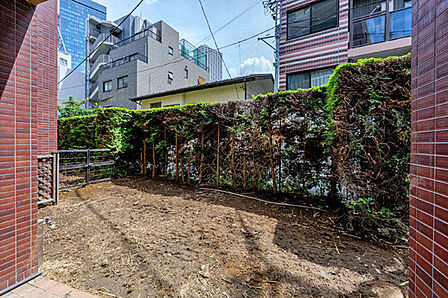 戸建のようにガーデニングが楽しめる専用庭。大型の洗濯物(布団等)を広々干せます。