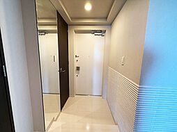 玄関での対応時に室内を覗かれにくい、プライバシー性に配慮したクランクイン玄関です。