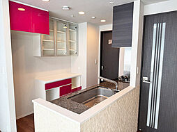 キッチン背面のカップボードにはキッチン家電や食器を一ヶ所に集約でき、家事もはかどります！